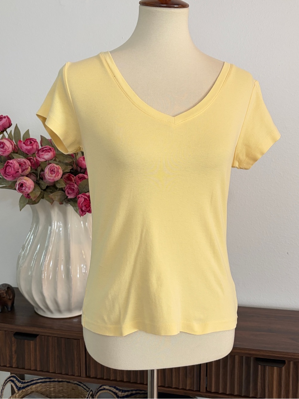 Caslon Pale Yellow V-Neck Short Sleeve Tee Size Medium
